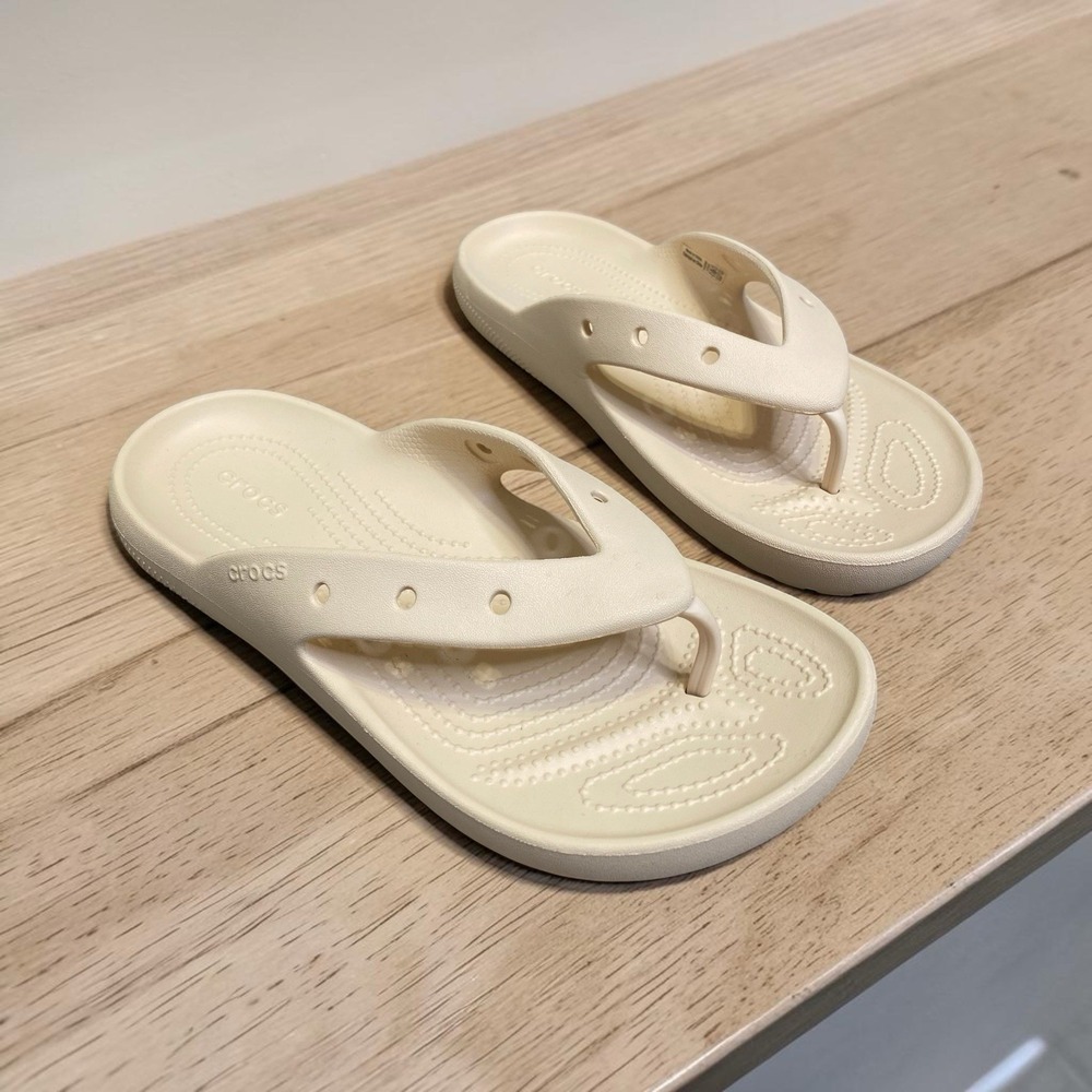 Crocs Thong Flip Flop Sandals M7 W9 Ivory Lightweight Comfort Slide Beach Casual